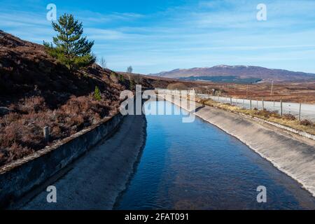 Aqueduc électrique transportant de l'eau près de Dalwhinnie, en Écosse Banque D'Images