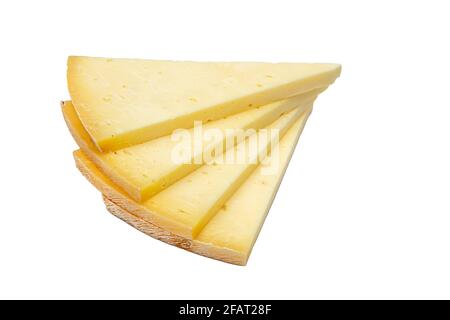 Tranche triangulaire de fromage cheddar ancien. Morceau de fromage jaune avec tranches sur fond blanc. Banque D'Images