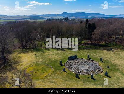 Loanhead de Daviot, cercle de pierres couchées, anciennes pierres Pichtish debout à Aberdeenshire, en Écosse, avec la colline Bennachie en arrière-plan Banque D'Images