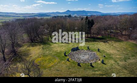 Loanhead de Daviot, cercle de pierres couchées, anciennes pierres Pichtish debout à Aberdeenshire, en Écosse, avec la colline Bennachie en arrière-plan Banque D'Images