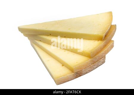 Tranche triangulaire de fromage cheddar ancien. Morceau de fromage jaune avec tranches sur fond blanc. Banque D'Images