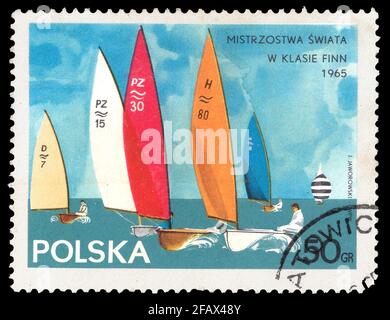 POLOGNE - VERS 1965: Timbre imprimé en Pologne montre Yacht avec l'inscription et le nom de la série 'Championships in the Finn' série, vers 1965 Banque D'Images