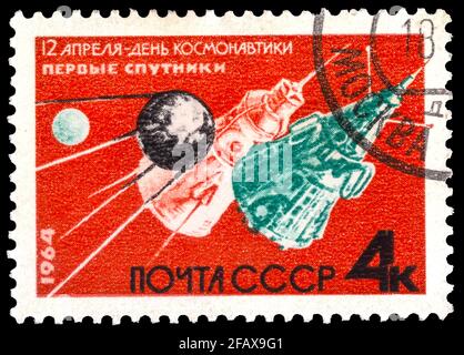 Russie - VERS le 20 juin 1964 : un timbre imprimé par Anniv de la journée cosmonautics URSS MOSCOU, : UN timbre imprimé en URSS (Russie) montre les premiers spoutniks, Banque D'Images