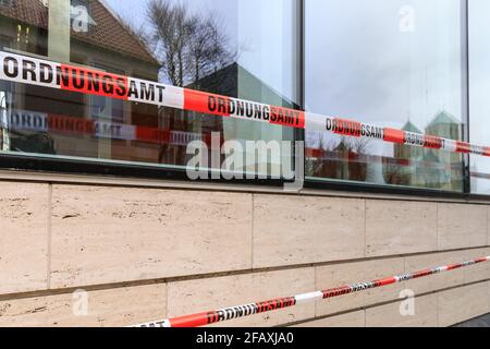 Ordnungsamt (office de l'ordre public) bande barrière utilisée pour enfourrer un espace public pour ne pas entrer à Muenster, Allemagne Banque D'Images