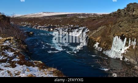 Belle vue sur les cascades populaires de Hraunfossar (islandais : cascades de lave) près de Húsafell dans l'ouest de l'Islande le jour d'hiver ensoleillé avec rivière sauvage. Banque D'Images