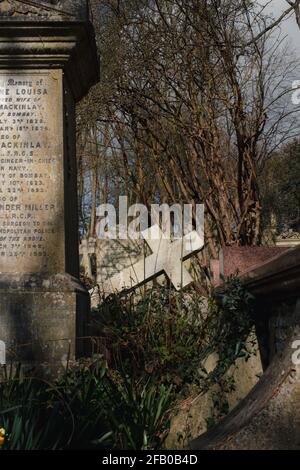 Londres, Royaume-Uni- Mars 2021: Pierres tombales dans Highgate Cemetery East Banque D'Images