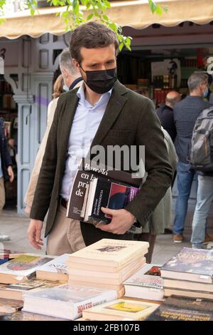 Pablo Casado Blanco, homme politique et chef du Parti populaire visite les stands de livres de Cuesta de Moyano pendant la fête de Sant Jordi. Banque D'Images