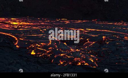 Vue à couper le souffle sur le site d'éruption du volcan dans la vallée de Geldingadalir près de la montagne Fagralsfjall, Grindavík, Reykjanes, Islande. Banque D'Images