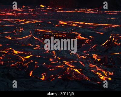 Vue de près sur l'eau de lave éclatante au site d'éruption du volcan dans la vallée de Geldingadalir près de la montagne Fagralsfjall, Grindavík, Islande. Banque D'Images