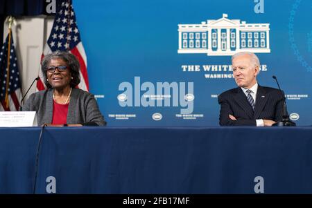 Le Président Joe Biden et l'Ambassadeur des États-Unis auprès des Nations Unies (ONU) Linda Thomas-Greenfield participent à la réunion virtuelle des représentants permanents des Nations Unies le jeudi 18 mars 2021, dans l'Auditorium de la Cour du Sud, dans l'immeuble Eisenhower du Bureau exécutif de la Maison Blanche. (Photo officielle de la Maison Blanche par Adam Schultz) Banque D'Images