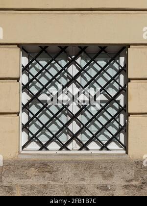 Fenêtre vintage avec grille en fer sur un mur en pierre. Valence, Espagne Banque D'Images