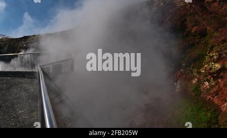 Vue sur les sources chaudes à la vapeur à Deildartunguhver à Reykholt, dans l'ouest de l'Islande, la source chaude avec le plus haut débit en Europe, en hiver. Banque D'Images