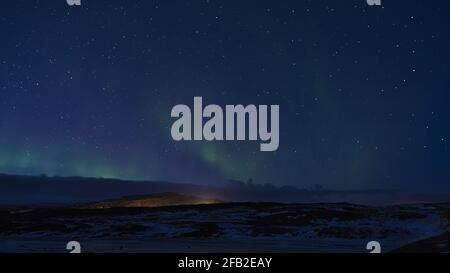 Lumière polaire verte éblouissante (aurora borealis) dans le ciel sombre et étoilé au-dessus de la péninsule de Snæfellsnes, à l'ouest de l'Islande en hiver. Banque D'Images