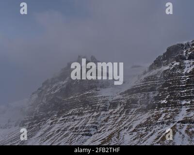 Paysage accidenté de montagne accidentée et enneigée avec des pentes abruptes près de Grundarfjörður sur la péninsule de Snæfellsnes, à l'ouest de l'Islande en hiver. Banque D'Images