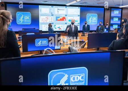 Le président Joe Biden, accompagné du vice-président Kamala Harris et du directeur des centres de contrôle des maladies (CDC), le Dr Rochelle Walensky, s'entretient avec le personnel des CDC lors d'une réunion d'information le vendredi 19 mars 2021, au siège des CDC à Atlanta. (Photo officielle de la Maison Blanche par Adam Schultz) Banque D'Images