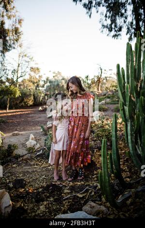 Sœurs s'embrassant dans Desert Garden à San Diego Banque D'Images