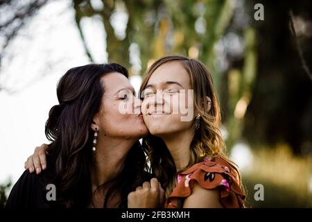 Mère Kissing fille adolescente dans Desert Garden à San Diego Banque D'Images