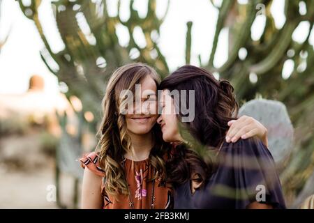 Mère et fille adolescente à Desert Garden à San Diego Banque D'Images