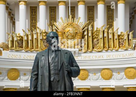 MOSCOU, RUSSIE - 14 AVRIL 2021 : sculpture de V.I. Lénine (Ulyanov) sur le fond des armoiries de l'Union soviétique et de l'inscription Banque D'Images