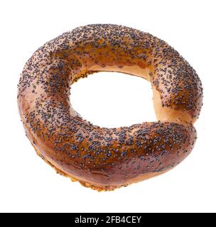 Bagel de Ruddy avec dessus parsemé de graines de pavot, sur un fond blanc en isolement Banque D'Images