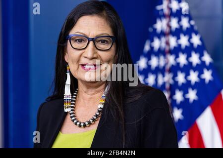 Le secrétaire AMÉRICAIN à l'intérieur Deb Haaland fait un exposé aux membres des médias dans la salle de presse de la Maison Blanche à Washington, DC, USA. 23 avril 2021. Haaland a parlé des objectifs d'émission du président Biden, ainsi que de la création d'une commission pour réduire la violence contre les femmes autochtones américaines. Credit: SIPA USA/Alay Live News Banque D'Images