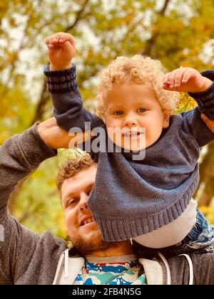 papa joue avec l'enfant, gros plan Banque D'Images