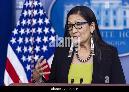 Deb Haaland, Secrétaire DE l'intérieur DES ÉTATS-UNIS, fait un exposé aux membres des médias dans la salle de presse de la Maison Blanche à Washington, DC, USA, le 23 avril 2021. M. Haaland a parlé des objectifs d'émission du président Bidenâi, ainsi que de la création d'une commission pour réduire la violence contre les femmes autochtones américaines. Banque D'Images
