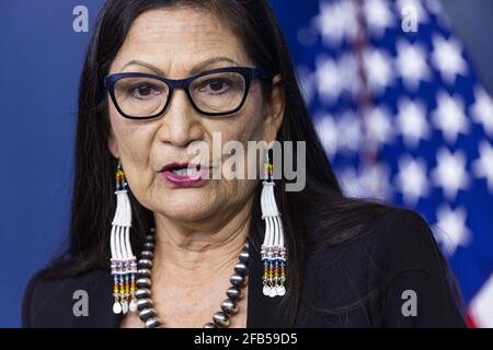Deb Haaland, Secrétaire DE l'intérieur DES ÉTATS-UNIS, fait un exposé aux membres des médias dans la salle de presse de la Maison Blanche à Washington, DC, USA, le 23 avril 2021. M. Haaland a parlé des objectifs d'émission du président Bidenâi, ainsi que de la création d'une commission pour réduire la violence contre les femmes autochtones américaines. Banque D'Images