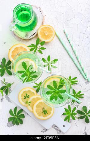 Limonade maison avec doux Woodruff et citron (Galium odoratum) Banque D'Images