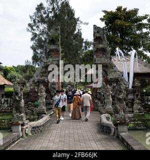 Touristes au Temple Taman Ayun à Bali, Indonésie Banque D'Images