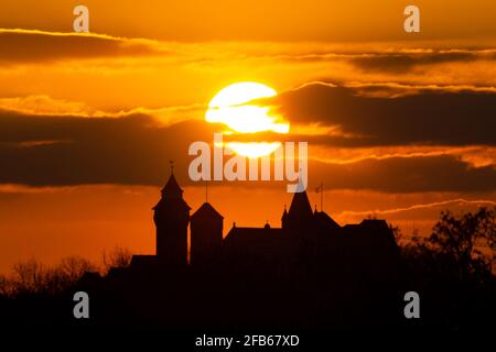 La silhouette du château de Kaiserburg à Nuremberg avec le le soleil se couche derrière Banque D'Images