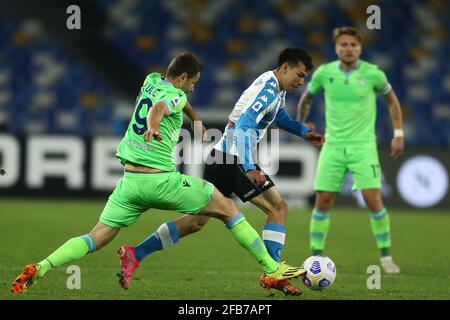 LazioÕs le joueur de taille moyenne bosniaque Senad Lulic remet en jeu le ballon avec le buteur mexicain de SSC Napoli Hirving Lozano lors de la série UN match de football entre SSC Napoli et SS Lazio au stade Diego Armando Maradona. Naples a gagné 5-2. Banque D'Images