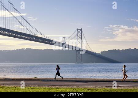 Aube sur les rives du Tage, près du pont du 25 avril. Lisbonne, Portugal Banque D'Images