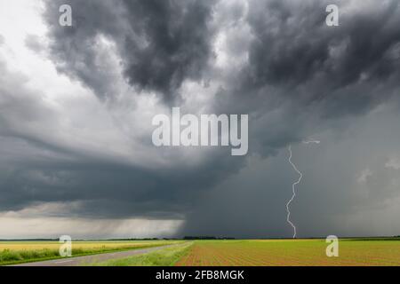 33 / 5000 Résultats de la traduction tempête et foudre Eure et Loir France Banque D'Images