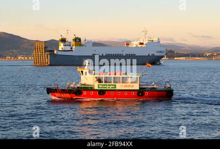 Regina ferry Service régulier traversant la baie de Santander Cantabria Espagne avec le cargo arrivant derrière tôt matin mer calme Banque D'Images