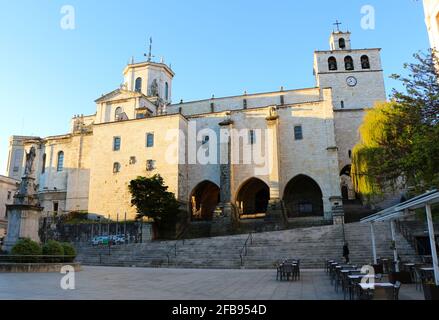 Cathédrale de Santander de la Plaza Asunción dans le centre-ville De Santander Cantabria Espagne avec une statue de la Vierge Mary devant le soleil du matin Banque D'Images