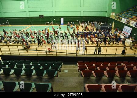 Guwahati, Assam, Inde. 23 avril 2021. Les personnes qui reçoivent le vaccin contre le coronavirus Covid-19 dans un stade intérieur de Guwahati, en Inde, le 23 avril 2021. L'Inde a signalé aujourd'hui la plus forte augmentation d'un jour avec 332,730 nouvelles infections et 2,263 décès. Crédit : David Talukdar/ZUMA Wire/Alay Live News Banque D'Images