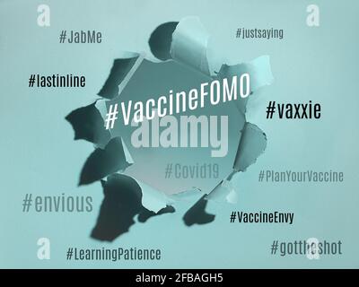 Vaccin FOMO hashtag. Peur de manquer, envie de vaccins. Incertitude durant les pandémies de Covid-19. Nuage de concepts et de sentiments connexes sur le papier Banque D'Images