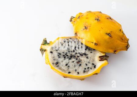 pitahaya jaune sur fond blanc Banque D'Images