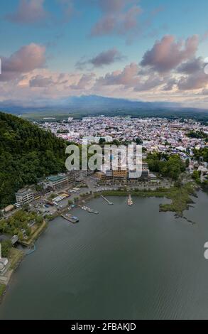 Photo verticale du lac Kawaguchi et paysage urbain près du lac Banque D'Images