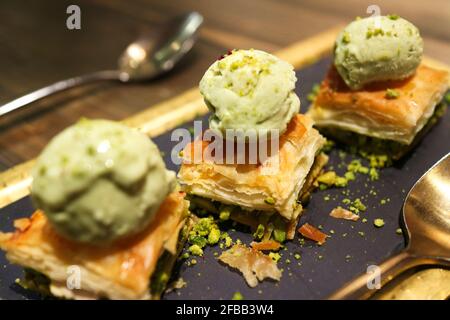 Carrés de baklava croustillants recouverts de glace à la pistache verte Banque D'Images