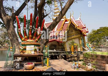 LOPHURI, THAÏLANDE, FÉVRIER 22 2020, le temple bouddhiste Wat Khao Saphan Park tombe à l'intérieur d'une construction en béton dans le réservoir d'eau, Thaïlande. Banque D'Images