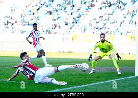 TILBURG, PAYS-BAS - AVRIL 23 : Vangelis Pavlidis de Willem II et le gardien de but Kostas Lamprou de RKC Waalwijk lors du match Eredivisie entre Willem II et RKC Waalwijk à Koning Willem II Stadion le 23 avril 2021 à Tilburg, pays-Bas (photo de Geert van Erven/Orange Pictures) Banque D'Images