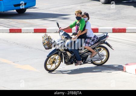 SAMUT PRAKAN, THAÏLANDE, JUILLET 09 2020, le garçon roule une fille sur une moto dans la rue de la ville Banque D'Images