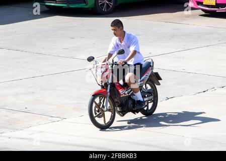 SAMUT PRAKAN, THAÏLANDE, JUILLET 09 2020, UN garçon dans les uniformes scolaires à bord d'une moto. Banque D'Images