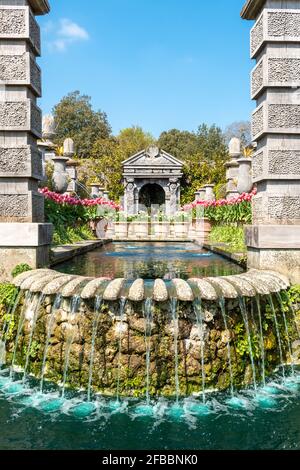 Arundel Castle Gardens à Spring, West Sussex, Angleterre, Royaume-Uni, avec une chute d'eau et une fontaine Banque D'Images