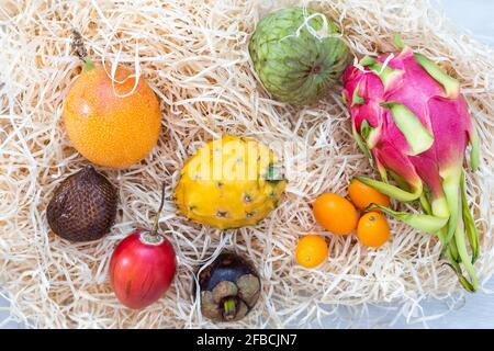 La vie des fruits dans une boîte isolée sur blanc Banque D'Images