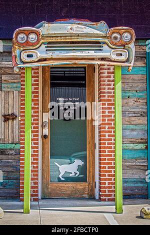 07-14-2020 Tulsa États-Unis entrée de la cuisine grungie au centre d'entraînement pour chiens Sur la route 66 avec voiture d'époque rouillée utilisée comme proch haut de la porte et tableau coloré Banque D'Images