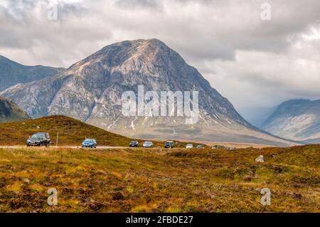 Circulation en direction de l'est sur la route A82 en quittant Glencoe et pasing la montagne de Stob Dearg. Banque D'Images