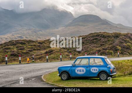 Une mini voiture sur l'île de Skye faisant la promotion d'un Oui, lors du référendum sur l'indépendance en Écosse de 2014 Banque D'Images